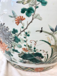 A pair of Chinese famille verte 'Flowers and Butterflies' fishbowls, 19th C.