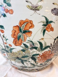 A pair of Chinese famille verte 'Flowers and Butterflies' fishbowls, 19th C.
