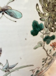 A pair of Chinese famille verte 'Flowers and Butterflies' fishbowls, 19th C.