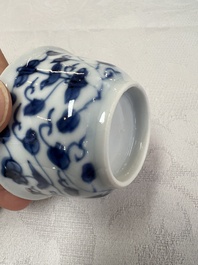 17 Chinese blue and white cups and 22 saucers, Kangxi/Yongzheng
