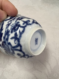 17 Chinese blue and white cups and 22 saucers, Kangxi/Yongzheng
