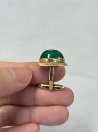 A pair of 18kt yellow gold cufflinks with green cabochon stones, 20th C.