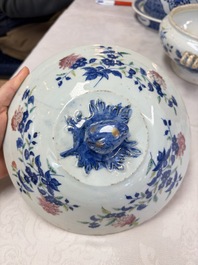 A Chinese blue and white jardini&egrave;re with stand, a 'Chilong' jar and a famille rose covered tureen, Guanyao 官窑 mark, 19th C.