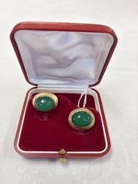 A pair of 18kt yellow gold cufflinks with green cabochon stones, 20th C.