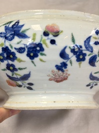A Chinese blue and white jardini&egrave;re with stand, a 'Chilong' jar and a famille rose covered tureen, Guanyao 官窑 mark, 19th C.