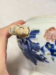 A Chinese blue and white jardini&egrave;re with stand, a 'Chilong' jar and a famille rose covered tureen, Guanyao 官窑 mark, 19th C.