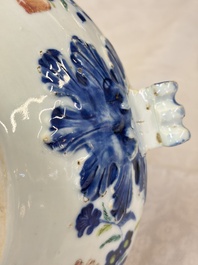 A Chinese blue and white jardini&egrave;re with stand, a 'Chilong' jar and a famille rose covered tureen, Guanyao 官窑 mark, 19th C.