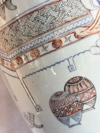 A pair of Chinese qianjiang cai 'Antiquities' vases, signed workshop of Qingyun 慶雲, 19/20th C.