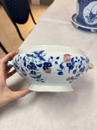 A Chinese blue and white jardini&egrave;re with stand, a 'Chilong' jar and a famille rose covered tureen, Guanyao 官窑 mark, 19th C.
