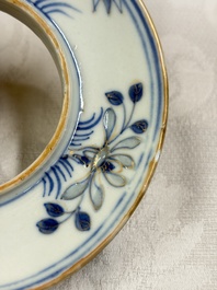 Three Chinese enamelled blue and white covered bowls on stands and a famille rose vase, Kangxi and Tongzhi mark, 19/20th C.