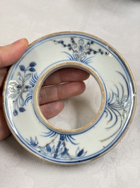 Three Chinese enamelled blue and white covered bowls on stands and a famille rose vase, Kangxi and Tongzhi mark, 19/20th C.