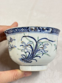Three Chinese enamelled blue and white covered bowls on stands and a famille rose vase, Kangxi and Tongzhi mark, 19/20th C.