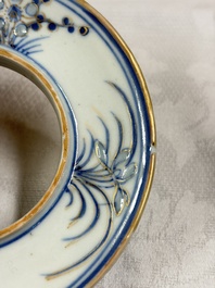 Three Chinese enamelled blue and white covered bowls on stands and a famille rose vase, Kangxi and Tongzhi mark, 19/20th C.