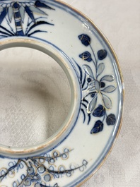Three Chinese enamelled blue and white covered bowls on stands and a famille rose vase, Kangxi and Tongzhi mark, 19/20th C.