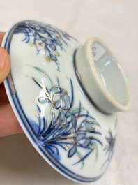 Three Chinese enamelled blue and white covered bowls on stands and a famille rose vase, Kangxi and Tongzhi mark, 19/20th C.