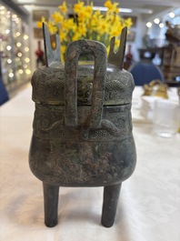 An inscribed Chinese archaic bronze food vessel and cover with double-dragon design, 'Yu Fang Ding 圉方鼎', Western Zhou