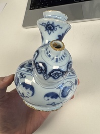 A blue and white Dutch Delft chinoiserie kendi, late 17th C.