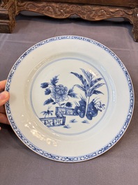 17 Chinese blue, white and famille rose plates and an Imari-style tea caddy, Kangxi/Qianlong