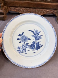 17 Chinese blue, white and famille rose plates and an Imari-style tea caddy, Kangxi/Qianlong