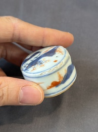 17 Chinese blue, white and famille rose plates and an Imari-style tea caddy, Kangxi/Qianlong