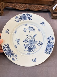 17 Chinese blue, white and famille rose plates and an Imari-style tea caddy, Kangxi/Qianlong