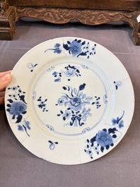 17 Chinese blue, white and famille rose plates and an Imari-style tea caddy, Kangxi/Qianlong