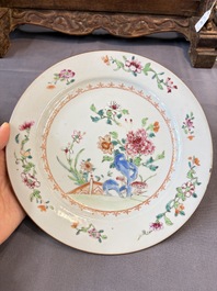 17 Chinese blue, white and famille rose plates and an Imari-style tea caddy, Kangxi/Qianlong