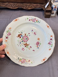 17 Chinese blue, white and famille rose plates and an Imari-style tea caddy, Kangxi/Qianlong