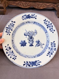17 Chinese blue, white and famille rose plates and an Imari-style tea caddy, Kangxi/Qianlong