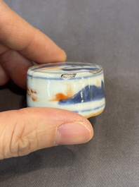 17 Chinese blue, white and famille rose plates and an Imari-style tea caddy, Kangxi/Qianlong