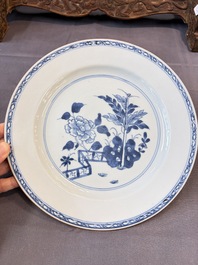 17 Chinese blue, white and famille rose plates and an Imari-style tea caddy, Kangxi/Qianlong