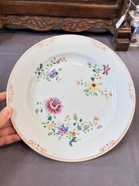17 Chinese blue, white and famille rose plates and an Imari-style tea caddy, Kangxi/Qianlong