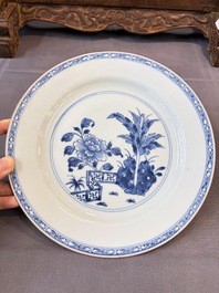 17 Chinese blue, white and famille rose plates and an Imari-style tea caddy, Kangxi/Qianlong