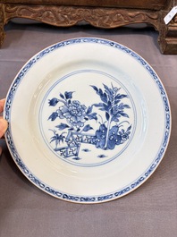 17 Chinese blue, white and famille rose plates and an Imari-style tea caddy, Kangxi/Qianlong
