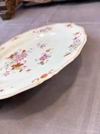 17 Chinese blue, white and famille rose plates and an Imari-style tea caddy, Kangxi/Qianlong