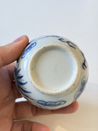 Four Chinese blue and white wares, and two iron-red-decorated wares, 19/20th C.