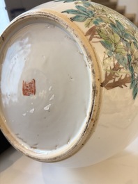Two Chinese famille rose covered bowls and three grisaille saucers, Tongzhi and Qinghua Ciye Gongsi 慶華瓷業公司 marks, one signed Zi Wen 子文, 19/20th C.