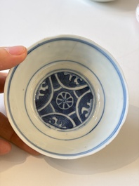 Four Chinese blue and white wares, and two iron-red-decorated wares, 19/20th C.