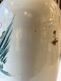 A Chinese famille rose vase, a covered jar and a jardiniere with stand, 19/20th C.