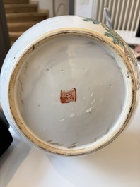 Two Chinese famille rose covered bowls and three grisaille saucers, Tongzhi and Qinghua Ciye Gongsi 慶華瓷業公司 marks, one signed Zi Wen 子文, 19/20th C.