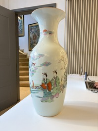 A Chinese famille rose vase, a covered jar and a jardiniere with stand, 19/20th C.