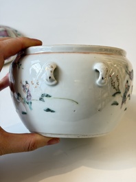 Two Chinese famille rose covered bowls and three grisaille saucers, Tongzhi and Qinghua Ciye Gongsi 慶華瓷業公司 marks, one signed Zi Wen 子文, 19/20th C.