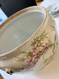 Two Chinese famille rose covered bowls and three grisaille saucers, Tongzhi and Qinghua Ciye Gongsi 慶華瓷業公司 marks, one signed Zi Wen 子文, 19/20th C.
