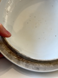 Two Chinese famille rose covered bowls and three grisaille saucers, Tongzhi and Qinghua Ciye Gongsi 慶華瓷業公司 marks, one signed Zi Wen 子文, 19/20th C.