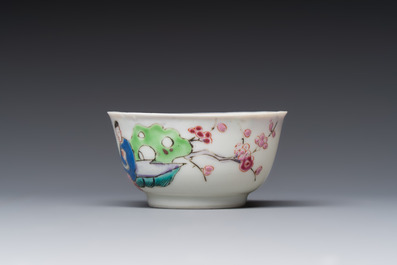 A fine Chinese famille rose cup and saucer with a couple on a terrace, Yongzheng/Qianlong