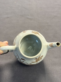 A Chinese gilt-decorated iron-red 'Fei Ming Su Shi 飛鳴宿食' teapot and cover, Qianlong