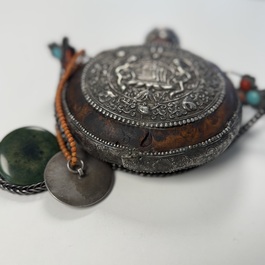 A Tibetan red-coral and malachite-inlaid and silver-mounted 'Ba Ji Xiang' wine bottle, 19th C.