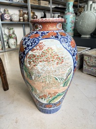 A large Japanese Imari 'Shishi Lions' vase, Kutani Taniguchi 九谷 谷口 mark, Meiji, 19th C.