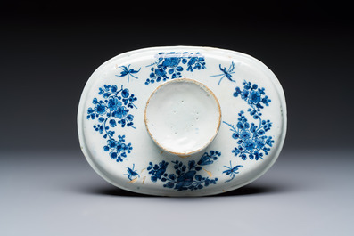 A blue and white Dutch Delft 'trembleuse' or cup stand, ca. 1700
