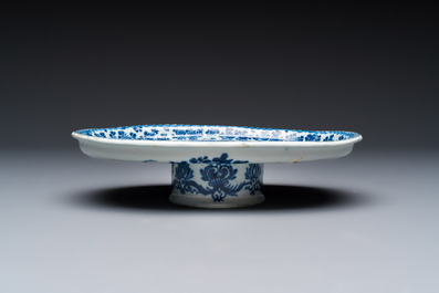 A blue and white Dutch Delft 'trembleuse' or cup stand, ca. 1700
